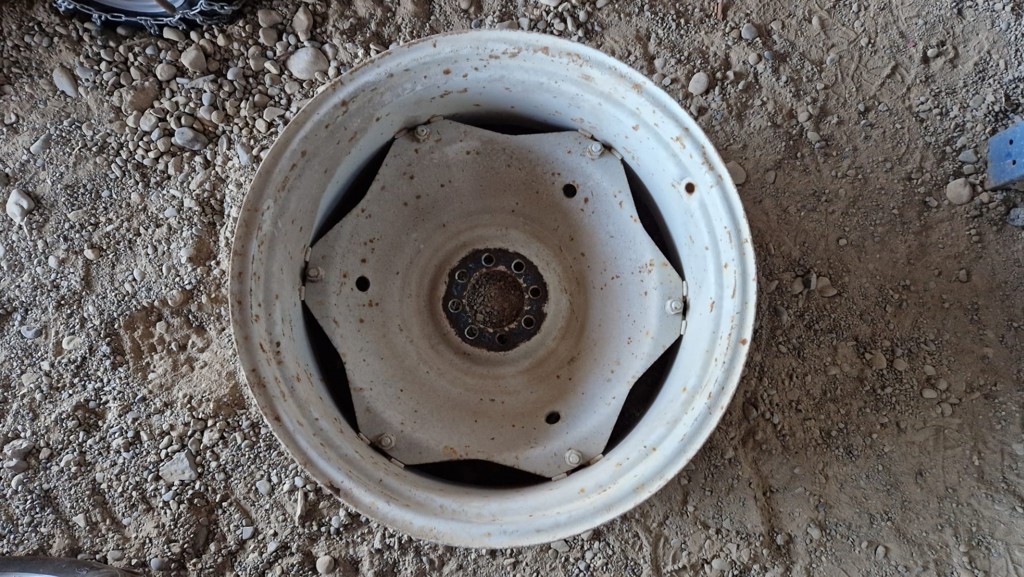 c1ee28f4-4952-408b-9f9d-83220f1b984f-17480 Ford Räder diverses Felge W 11x28 (2).jpg