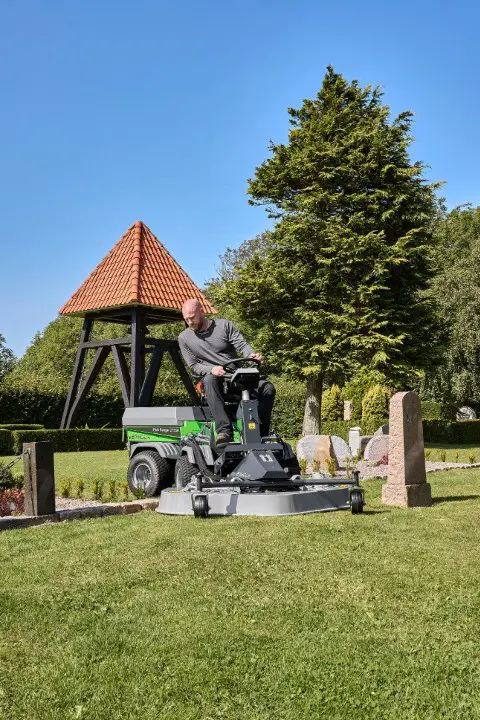 61f1b41a-055f-4595-8c84-3ac47f43e245-PR2155e-Action-Mower-1500-01 (2) (1).jpg