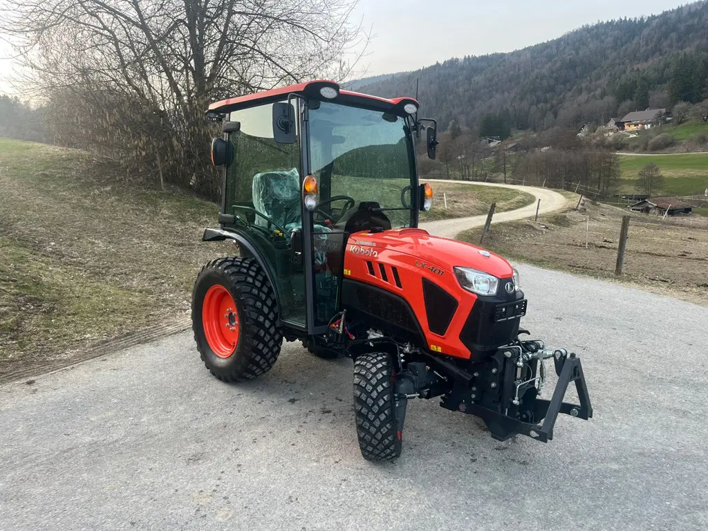 ffc0273d-8ab3-43b1-bd4e-0b98982e474a-Kubota LX 401 (2).jpg
