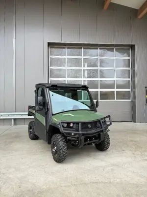 John Deere Gator XUV 835M / Robert Aebi Landtechnik AG