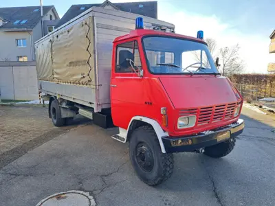 Steyr 690 von Armee Feuerwehr, mit Blachenverdeck&Hebebühne