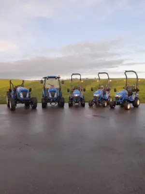 Kleintraktoren New Holland von 25 bis 50 PS., Reitplatzplaner und div. andere Anbaugeräte.