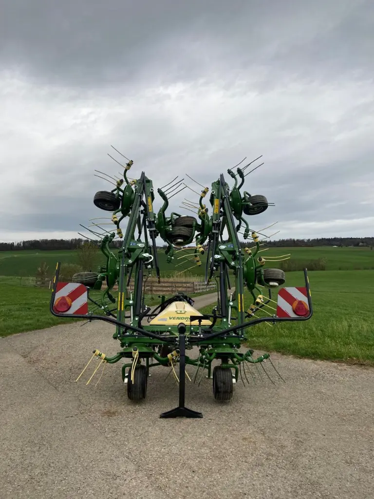 e724ed61-a329-4378-a960-7d0363e3cd82-Krone Vendro 900 (8).jpg