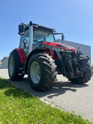 Traktor Massey Ferguson MF 5S.135 D4