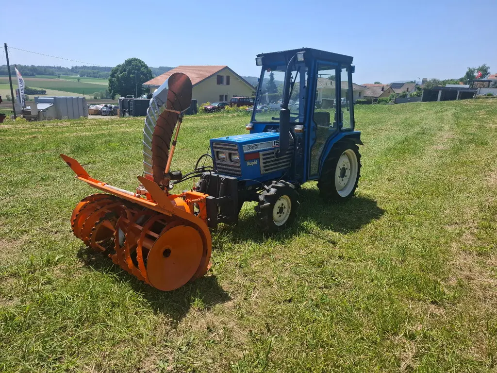 Tracteur Iseki avec équipement hivernal