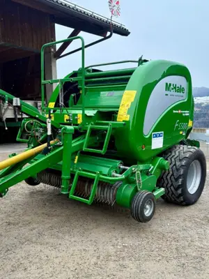 Rundballenpresse McHale F5500