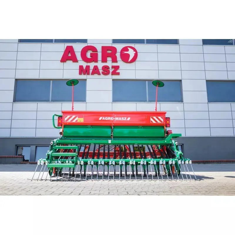 7ac9a526-8d78-4b27-a91a-d4773438d31e-Sämaschine Agro-Masz SR300 vor Werkhalle.jpg