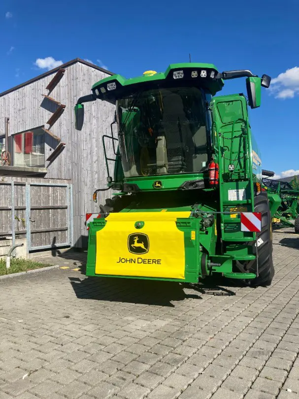 John Deere T5 700