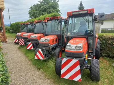 4 Stk. Kubota Traktor ( 2x STV 36 + 2x STV 40 ) Traktoren , davon sind 3 mit Elektrohydraulik Kommunaltraktor / Kleintraktor mit Hydrostat und 4x4