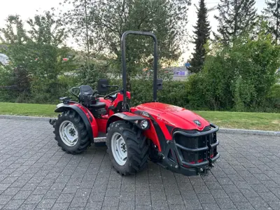A. CARRARO Kompaktschlepper mit Knicklenkung