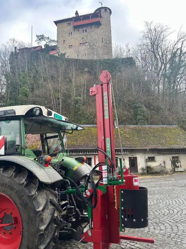 Pfahlramme an Traktor/Enfonce à pieux