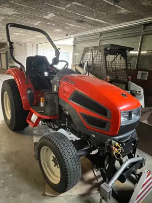 Kioti Traktor, nur 28 Betriebsstunden – mit Mulcher und Schneepflug