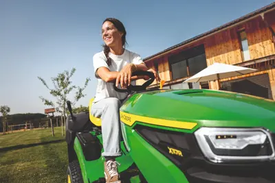 John Deere X117R Rasentraktor mit Grasaufnahme