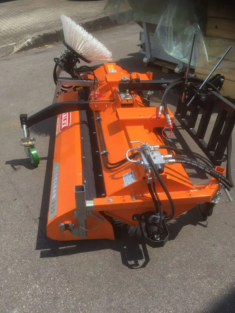 30512d30-4791-41a4-85e2-0790c3287c4d-Kehrmaschine Talex Ausstell 3.jpg