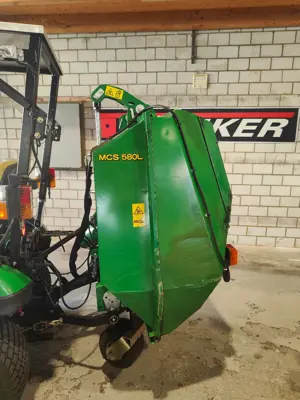 Grasaufnahme zu John Deere Traktor
