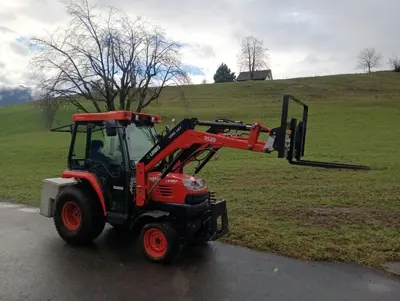 Kommunaltraktor Kubota STV 40 mit Frontlader