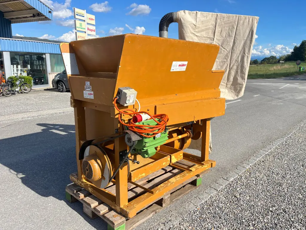 01fc700c-e642-4085-b989-754c7d3372ec-37017 Lanker Heurüstmaschine Holzzinken (3).jpg