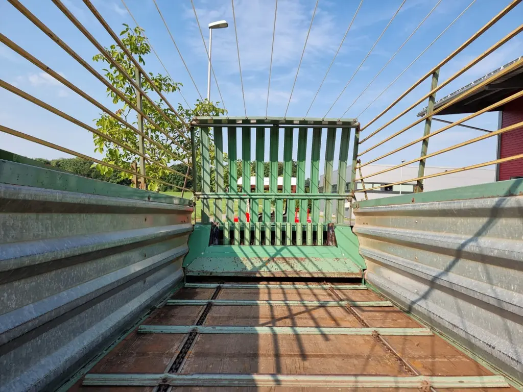 e0ba1309-8ef5-429d-a65e-8cea0f6e59e7-Kratzboden F6.jpg