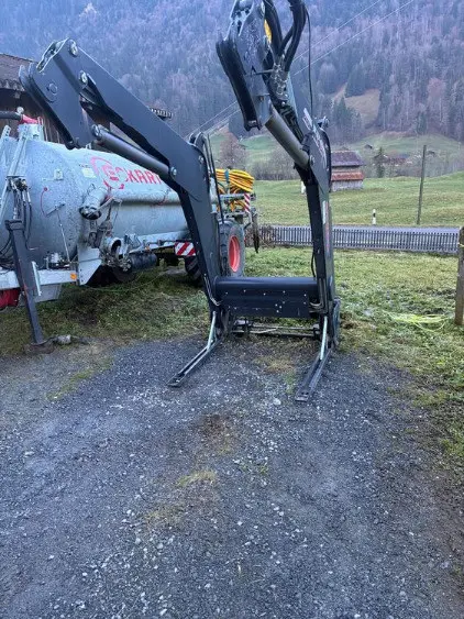 556083fc-4ced-4023-8e62-871d93b5b293-frontlader-stoll-fz-601-mit-konsole-zu-fendt-724 2.jpg