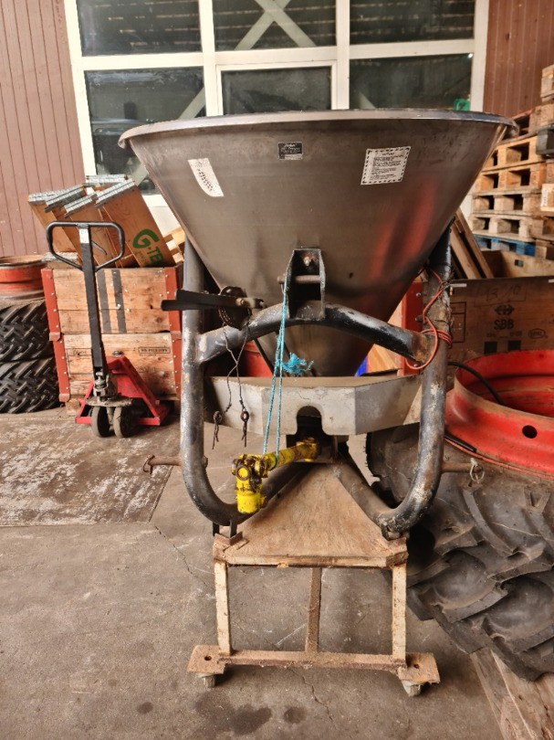 4afcdbd9-986d-4c6f-96f4-03a39e5aa269-Düngerstreuer D.jpg