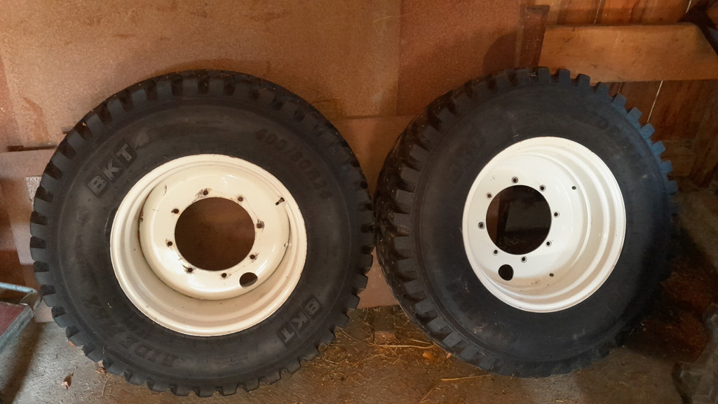 853bc772-9d04-4f69-986d-c3871072afe6-BKT RideMax 400 80 R24 mit Spikes.jpg