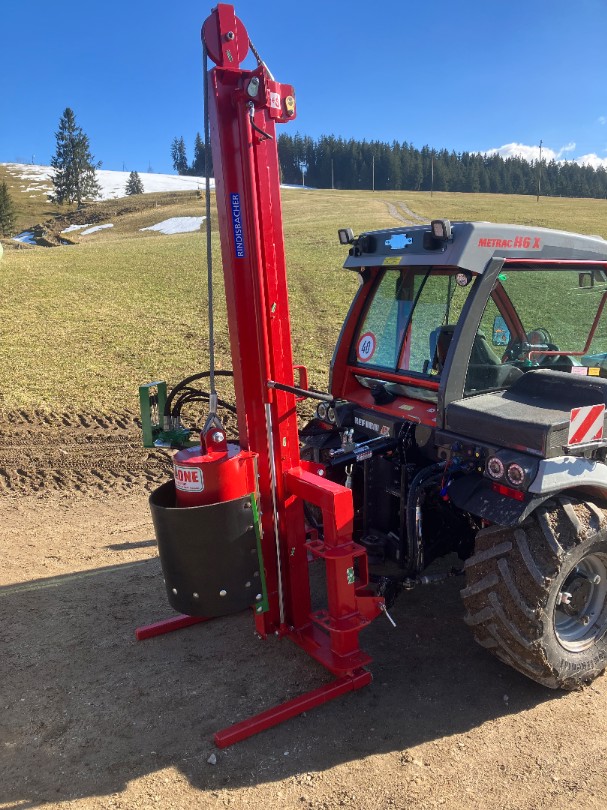 Pfahlramme an Traktor/Enfonce à pieux