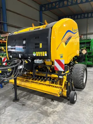 Rundballenpresse New Holland ROLL-BELT 150