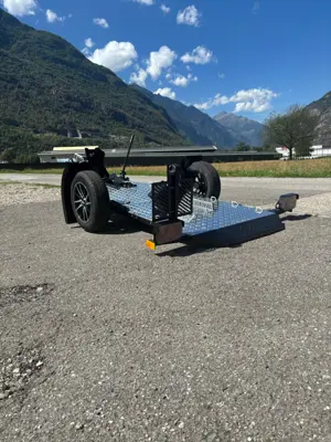 Motorradanhänger mit hydraulisch absenkbarer Achse