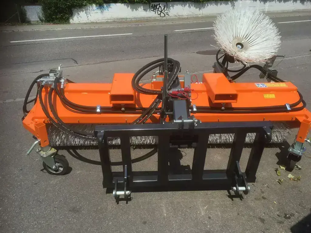 2ac5127b-30bc-4158-8527-0388096f3719-Kehrmaschine Talex Ausstell 2.jpg