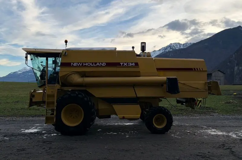 New Holland, TX 34 avec barre de coupe et chariot 4.5m, 1987