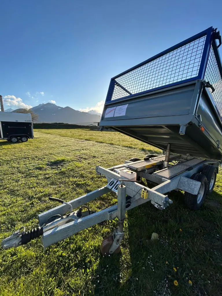 95b00798-7b03-4e8c-95b4-16a1fdd0ba00-Remorque basculante 3 côtés devant 2.jpg