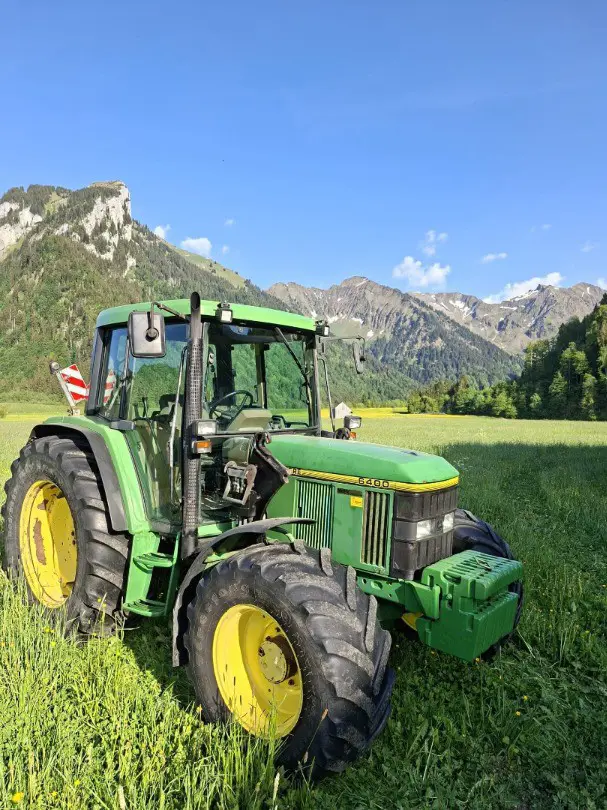 Traktor John Deere 6400