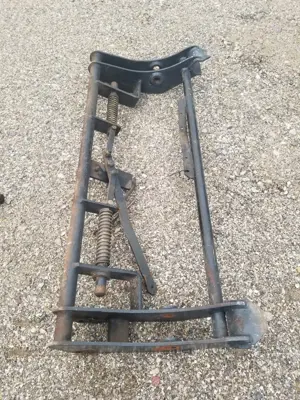 Frontladeraufnahme mit Bolzen