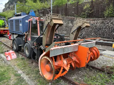 ZAUGG Monoblock Schneefrässchleuder montiert an Holder C 9800