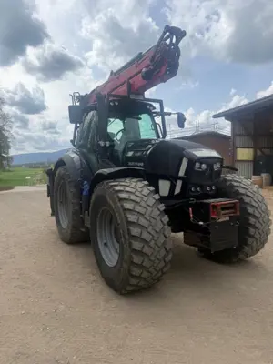 Tracteur agricole avec grue