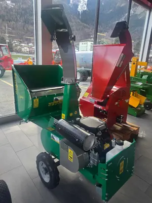 Häcksler HS 100 M Pro bis 100 mm D / auf Rad