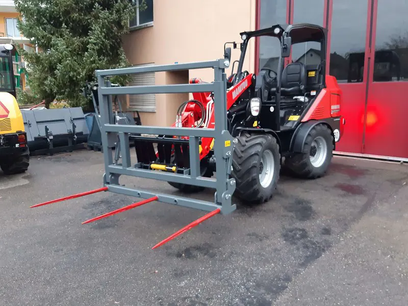 Hoflader Hoftrac Manitou Knicklader Kompaktlader Hofschlepper Pneulader