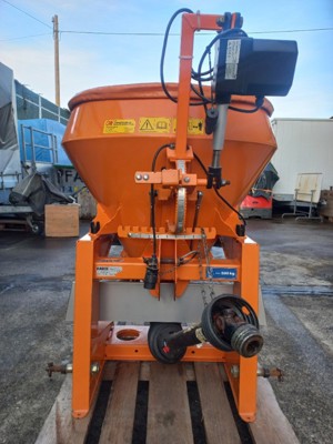 Neuwertiger Salzstreuer RAUCH SA250 + Agroelec West 95 Wegabhängige Steuerung , Düngerstreuer für Traktor , Kommunaltraktor , Kleintraktor , Kubota , Iseki , John Deere , Hako , Shibaura usw.