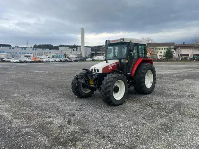 Steyr 975 mit Achsgeführter Fronthydraulik