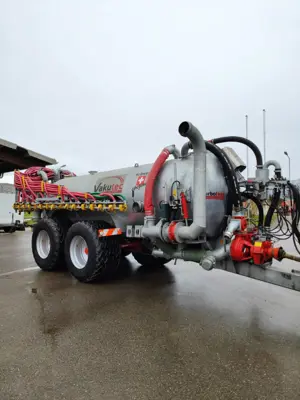 Güllefass Vakutec 10500 mit Schleppschlauch, Saugarm und Turbopumpe
