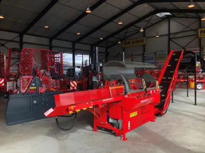 Hakki Pilke  Brennholz Prozessor HP43PRO combi 15T, Combi = Antrieb mit Elektromotor oder Zapfwelle mit drehbar und  Breites Abnahme-Förderband
