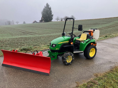 John Deere 25 C mit Schneepflug, Salzstreuer