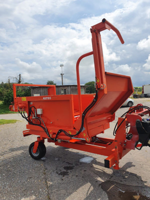 Rundballenauflöser Altec 180° drehbar inkl.  Einstreuvorrichtung