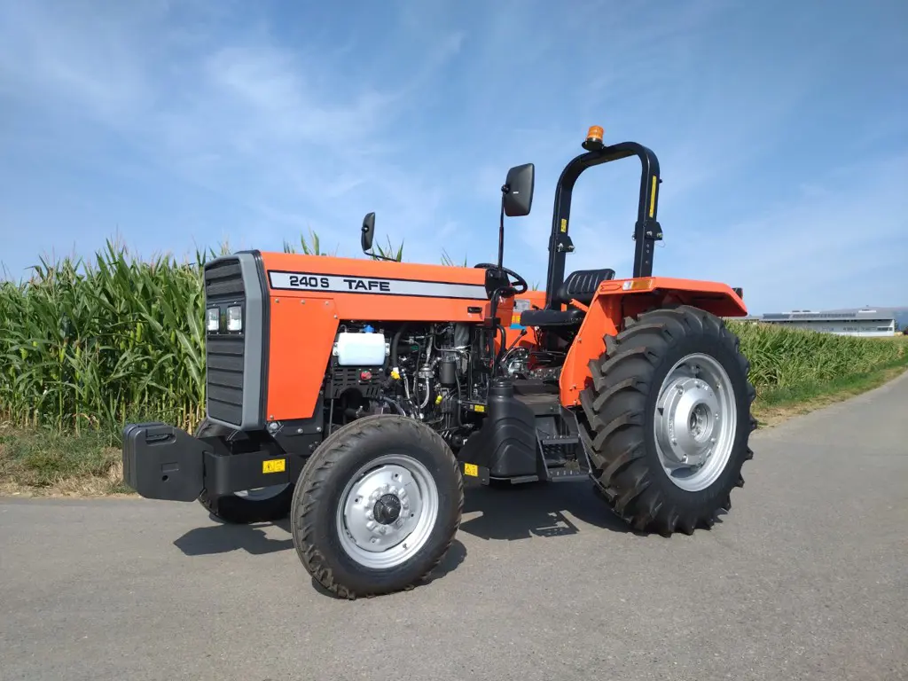 Tafe 240S Traktor Abgasstufe 5