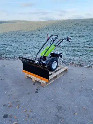 Motormäher mit Schneepflug