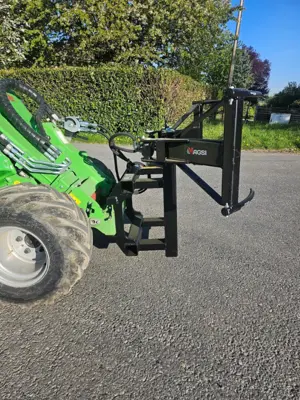 Pince à balles pour chargeuse Avant