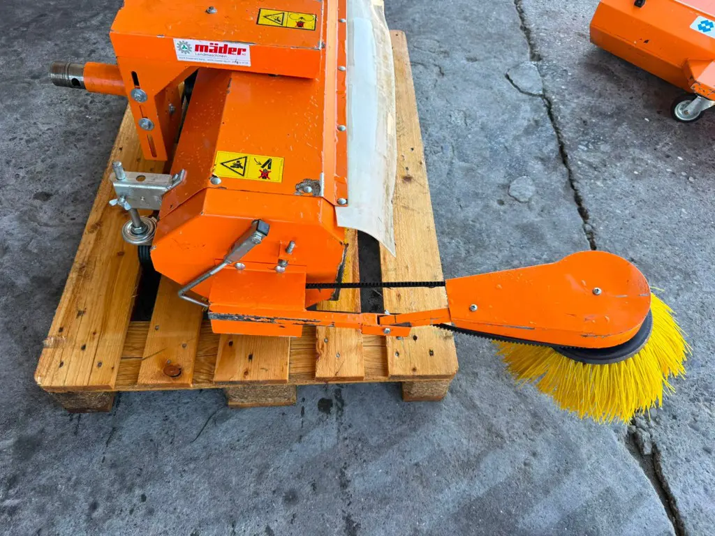 1edf4a7d-e18a-4e08-b136-75477201ce4f-36922 Wiedenmann Kehrbürste Kombi Kehrmaschine 90 (6).jpg