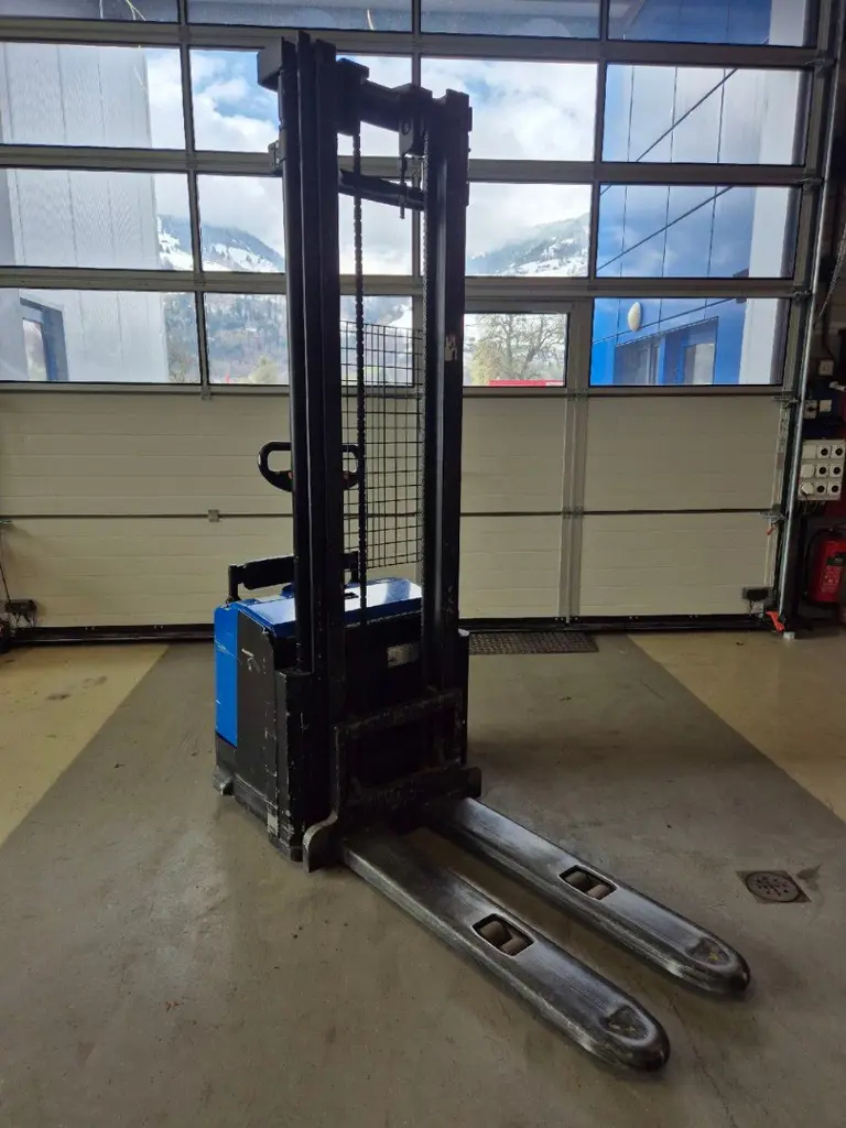 8987552e-5b99-481d-833d-e01d1018b327-electric-stacker-cdd12-030 (3).jpg