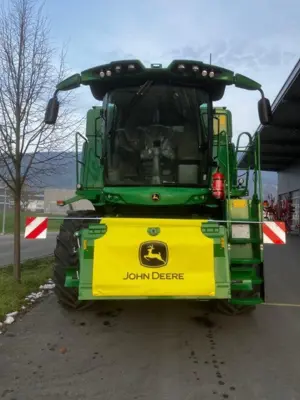 John Deere T560