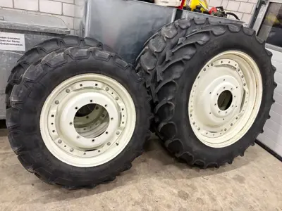 Pflegeräder vo. 280/85R28 hi. 340/85R38 von New Holland T5